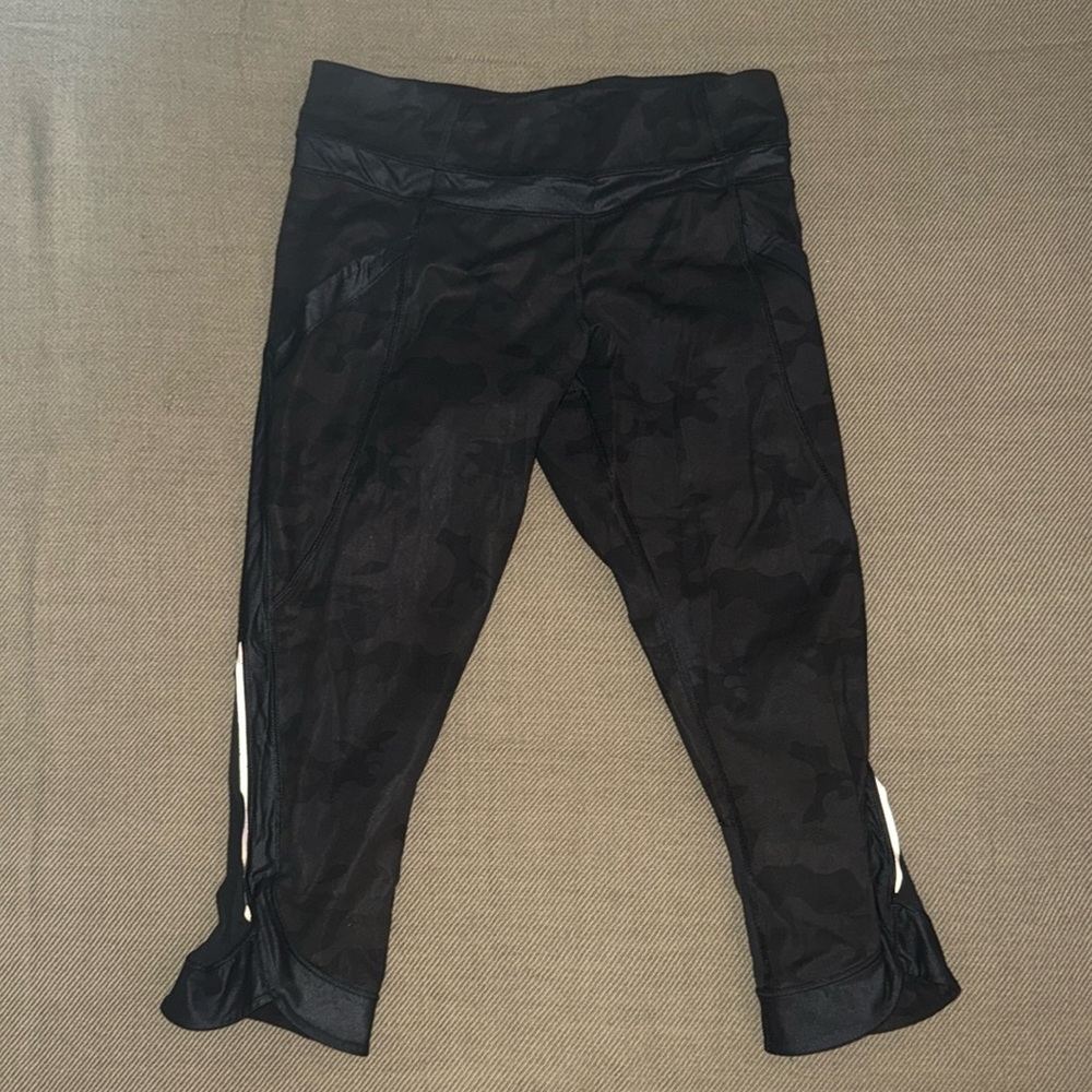 Black camo print w reflective piping on sides, 3/4 capri length, good condition